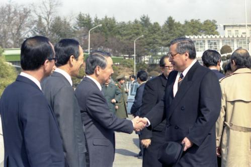 제6차 남북고위급회담 정원식 국무총리 자유의 집 도착 환영 이미지