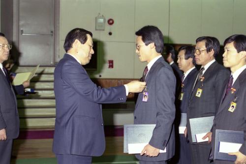 정해창 청와대 비서실장 직원 훈ㆍ포장 서훈 이미지