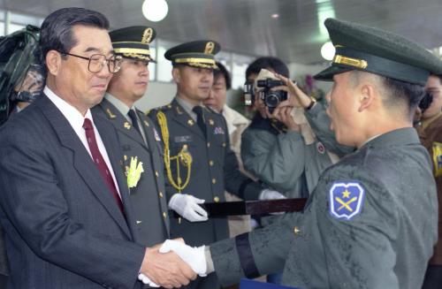 정원식 국무총리 '92 학군사관(R.O.T.C) 후보생 임관식 참석 이미지