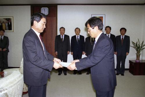 최창윤 공보처 장관 임명장 수여식(총무과장 외 2명) 이미지