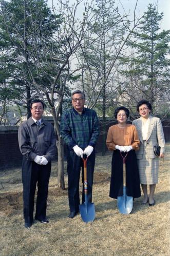 정원식 국무총리 식목일 기념식수 이미지