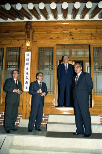 정원식 국무총리 김옥조 비서실장, 윤성태 국무총리행정조정실장 삼청동 공관 삼청당 설명 이미지