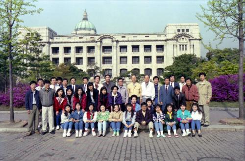 감사원 직원 산업시찰 기념촬영 및 철쭉꽃 이미지
