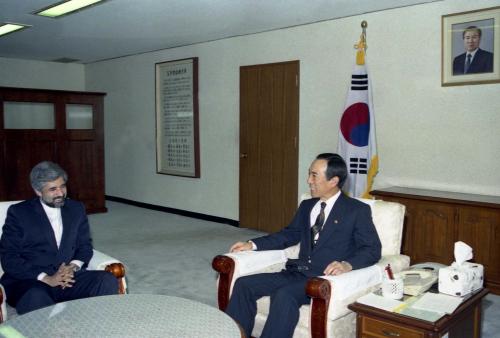 이상배 총무처장관 이란대사 접견 이미지