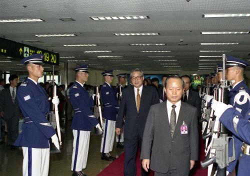 정원식 국무총리 남미 순방 출국 이미지