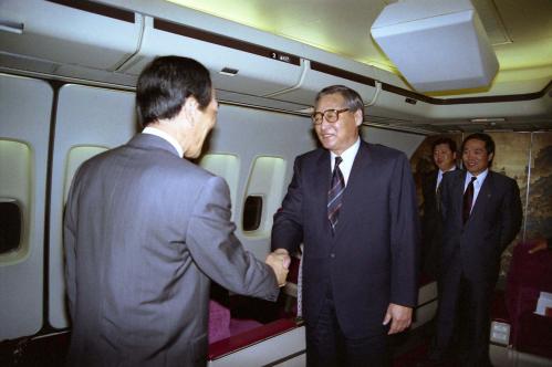 정원식 국무총리 남미지역 순방 귀국 기내 영접 이미지