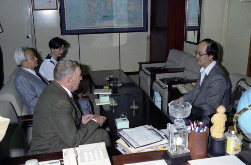김학준 청와대 공보수석 모스크바 청년대학교 총장 접견(전 조선인민군 총의무국 수석고문) 이미지