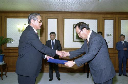 정원식 국무총리 환경처 차관 외2명 임명장 수여식(교육부 차관, 과기처 차관, 환경처 차관) 이미지
