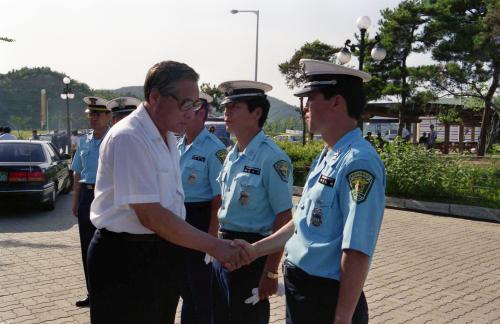 정원식 국무총리 고속도로순찰대원 격려 이미지