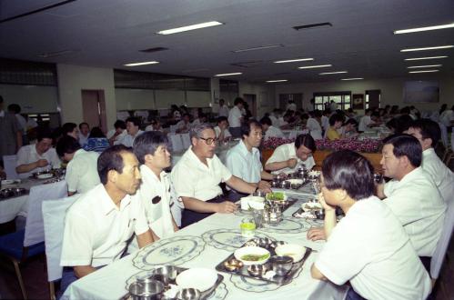 정원식 국무총리 정부청사 구내식당에서 오찬 이미지
