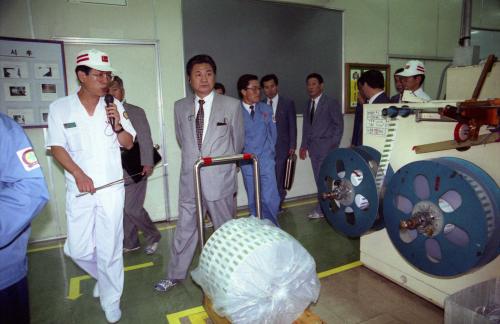 김달현 북한 부총리 럭키 청주공장 시찰 이미지
