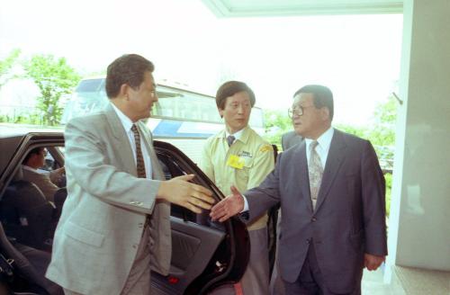 김달현 북한 부총리 럭키금성(주) 금성전선 시찰(북측 기자회견) 이미지