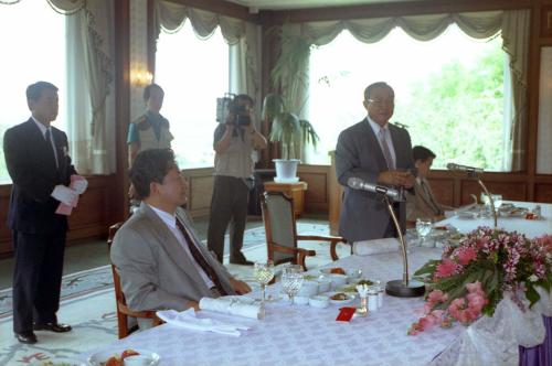 김달현 북한 부총리 포항제철 시찰 오찬 이미지