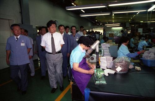 김달현 북한 부총리 나이키 신발 화승산업 시찰 오찬 이미지