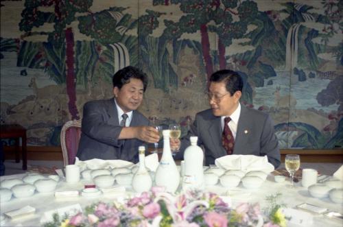 최영철 통일원 장관 김달현 북한 부총리 초청 오찬 이미지