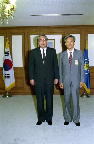 정원식 국무총리 최한선 전남대학교 총장 임명장 수여식 이미지