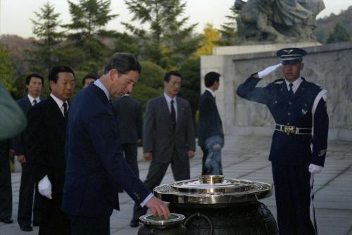 영국 찰스 황태자 부부 국립묘지 참배 이미지
