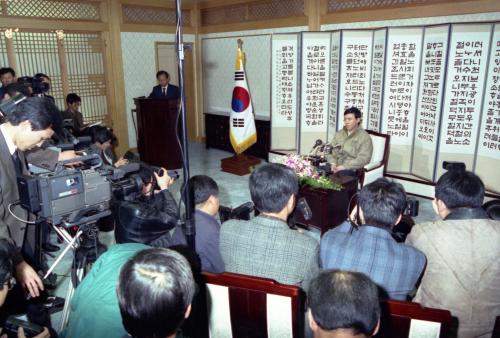 강봉학 시베리아 벌목공 귀순 기자회견 이미지