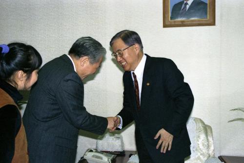 유혁인 공보처 장관 광명일보 사장 접견 이미지