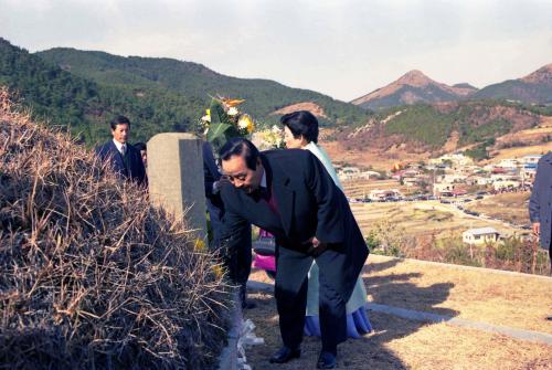 김영삼 대통령 당선자 거제도 모친 묘소 참배 이미지