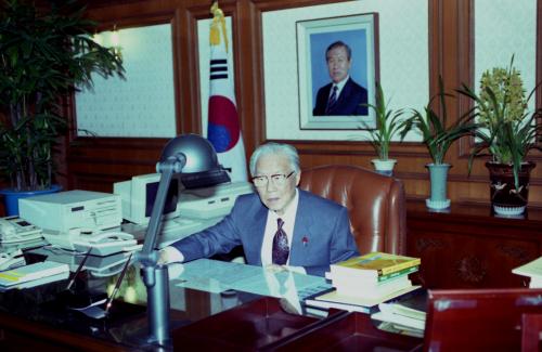 현승종 국무총리 '92 KBS선정 올해의 인물(집무 광경, 결재) 인터뷰 이미지
