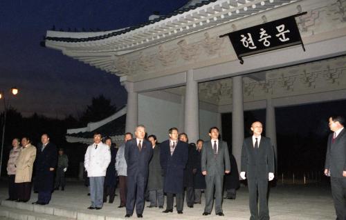 이경식 공보처 차관 외 간부 국립묘지 참배(야간) 이미지