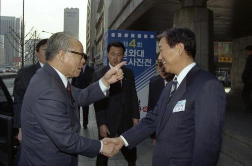 현승종 국무총리 청와대 사진기자실 대통령 보도사진전 관람 이미지