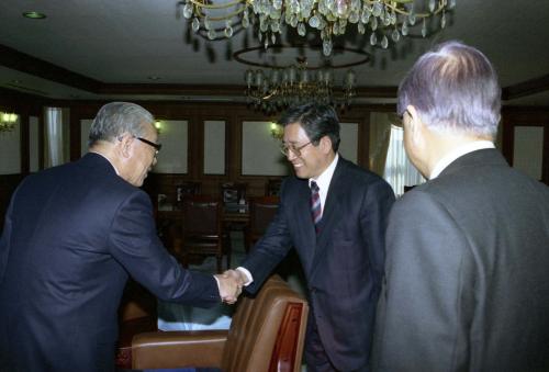 현승종 국무총리 재임중 공보처에서 제작한 앨범 받음 이미지