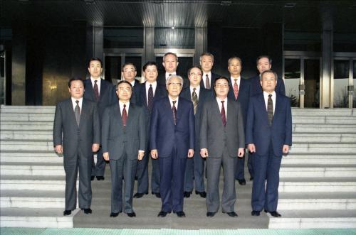 현승종 국무총리 비서실 간부와 기념촬영 이미지