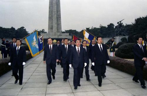 황인성 국무총리 신임 국무위원들과 국립묘지 참배 이미지