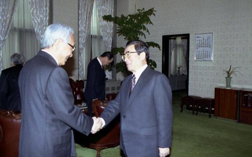 황인성 국무총리 박준규 국회의장 예방 이미지