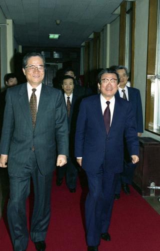 황인성 국무총리 김덕주 대법원장 예방 이미지