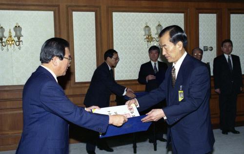 황인성 국무총리 정덕기 충남대학교 총장 등 국립대학교 총장 임명장 수여식 이미지