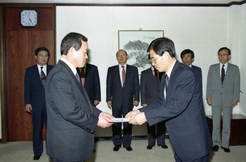 오인환 공보처 장관 임명장 수여식(장세창국장, 박희웅 총무과장) 이미지