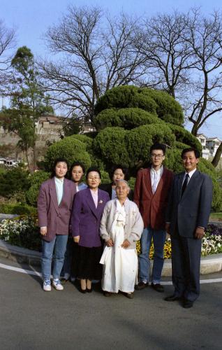 황인성 국무총리 부인 공관 산책 이미지