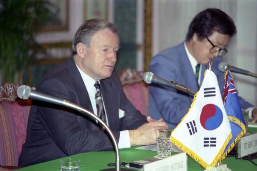 뉴질랜드 수상 기자회견 이미지
