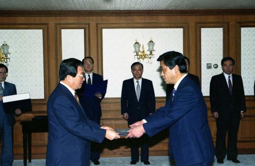 황인성 국무총리 지응훈 공보비서관(1급), 강의출 정무(3급) 임명장 수여식 이미지