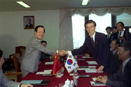 한승주 외무 장관 중국 전기침 부총리 접견 및 회담 이미지