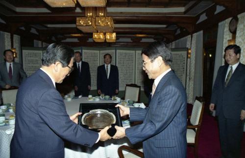 황인성 국무총리 김옥조 비서실장 외 3명 전출자 감사패 수여식 및 만찬 이미지