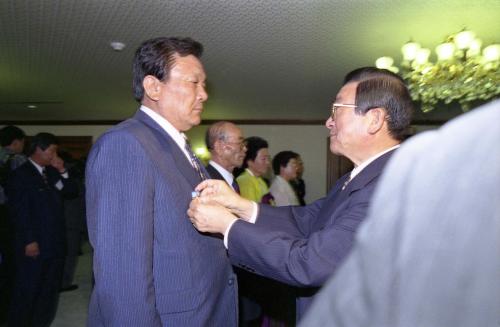 황인성 국무총리 모범 국가유공자 포상식 이미지
