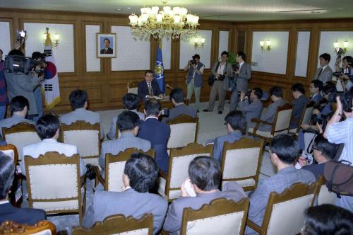 황인성 국무총리 기자회견(약사, 노사문제 대응책) 이미지