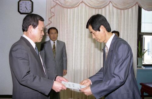 오인환 공보처 장관 표창장 수여식 이미지