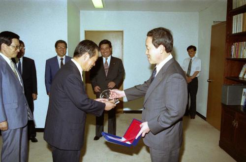 오인환 공보처 장관(체신부 공보관 김군회, 법제처 공보관 안창수) 공로패 수여식 이미지
