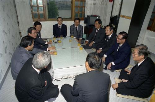 황인성 국무총리 고 장강재 한국일보사회장 빈소 조문 이미지