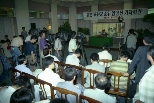 귀순 북한 군 중위 임영선 기자회견 이미지
