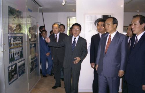 이원종 공보처 차관 '효자동 사랑방' 개원식 참석(박관용 청와대 비서실장, 이원종 서울시장) 이미지