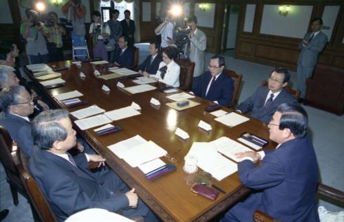 황인성 국무총리 약사ㆍ한의사 문제 대책 관계장관회의 주재 이미지