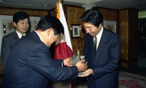 경주시장 호소카와 일본 총리에 선물 이미지