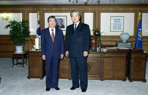 황인성 국무총리 송천영 의원 접견 이미지