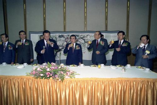 황인성 국무총리 '93 전국우수발명품전시회 참관 이미지